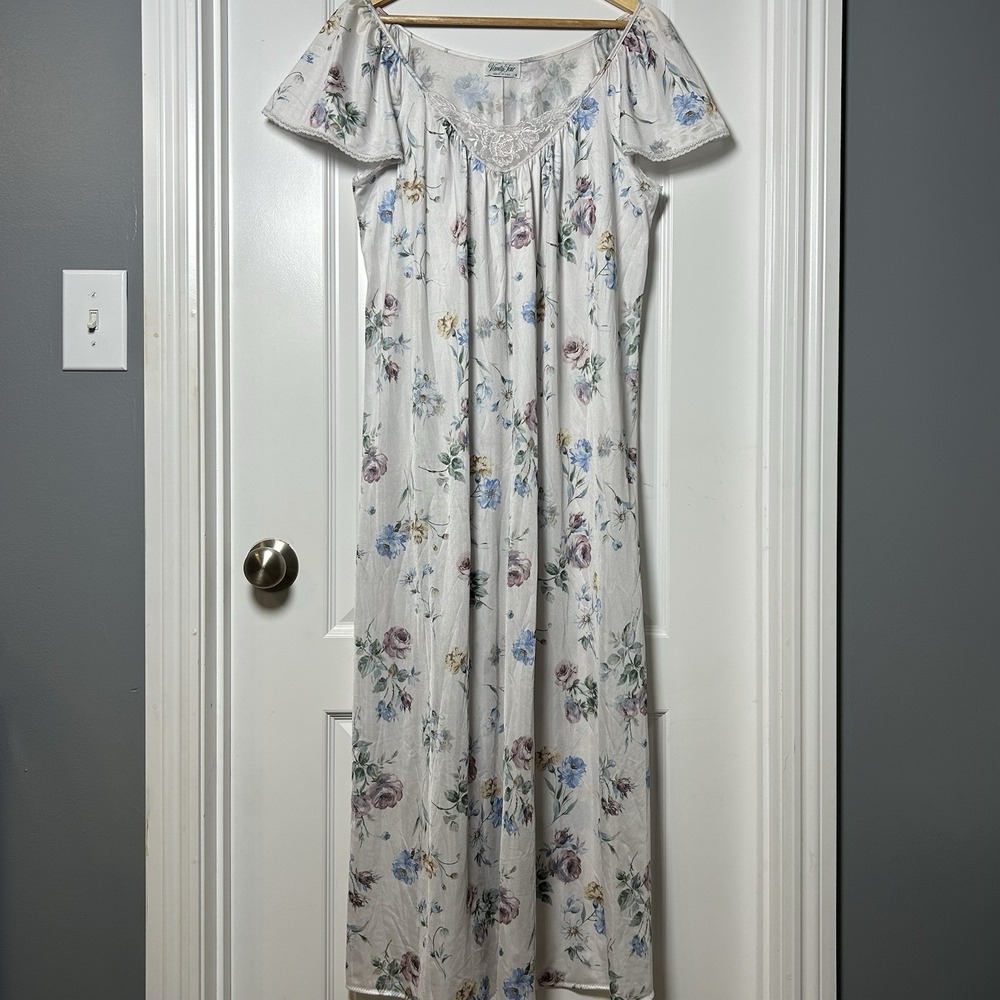 Vanity Fair Vintage 80s Floral Lace Trim Nightgown Cottagecore Coquette Style